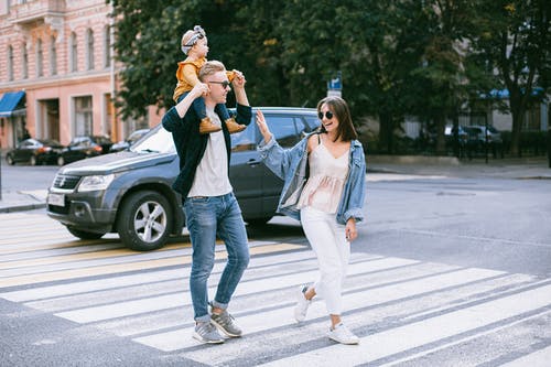 一家人在人行道上行走的照片 · 免费素材图片