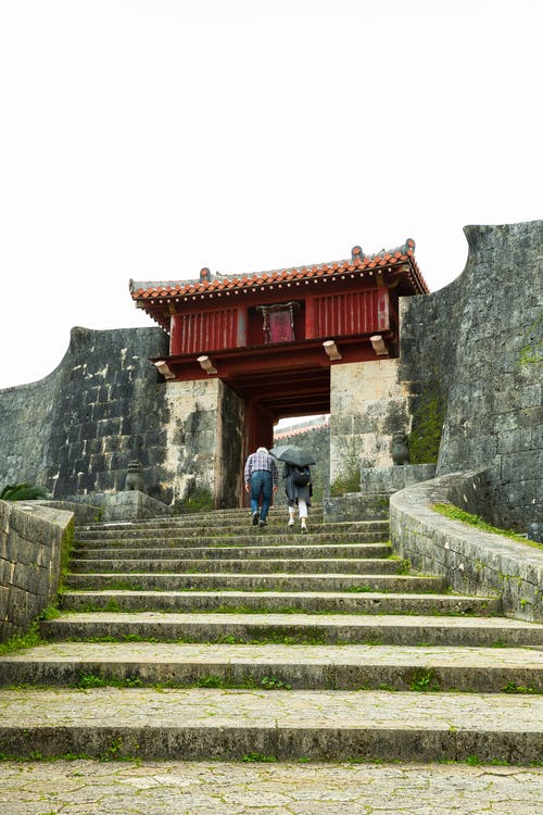 匿名旅行者在首里城堡附近爬楼梯 · 免费素材图片