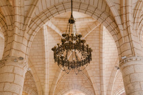 老大教堂内部与天花板上的装饰吊灯 · 免费素材图片