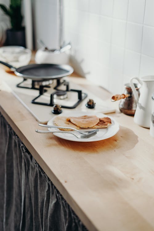 白色陶瓷盘中的银叉 · 免费素材图片