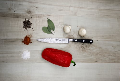 厨房刀放在胡椒旁边 · 免费素材图片