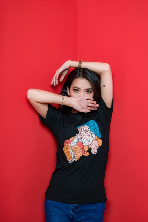 穿黑衬衫的女人的照片 · 免费素材图片