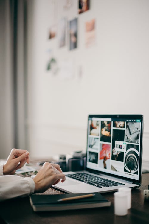 使用macbook的人 · 免费素材图片