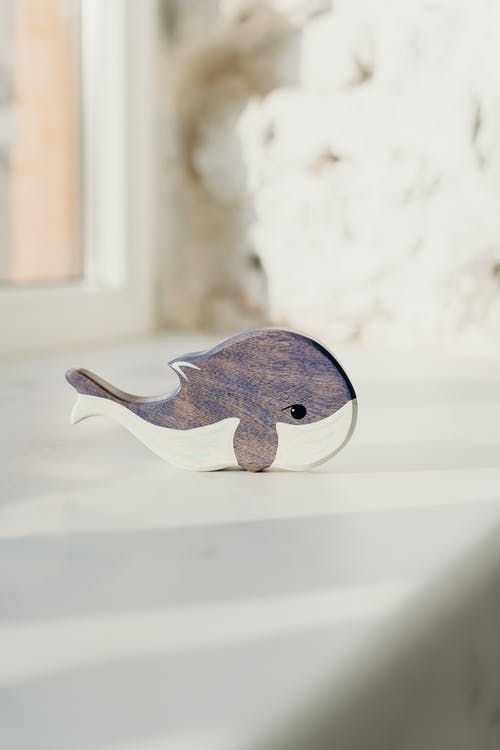 木制鲸鱼玩具的浅焦点照片 · 免费素材图片
