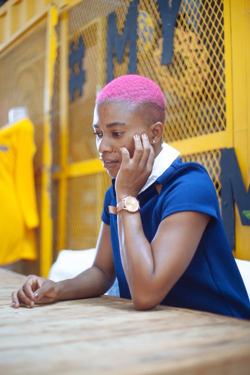 女人穿着蓝色上衣的照片 · 免费素材图片