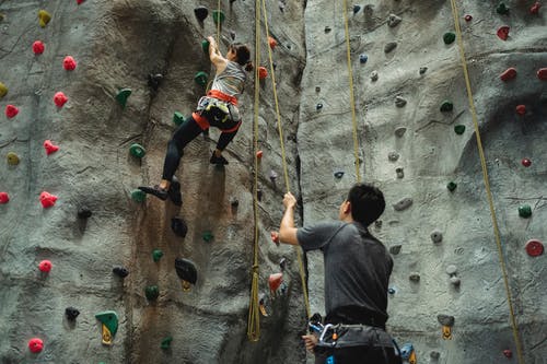 无法认出的登山者在健身房练习抱石 · 免费素材图片