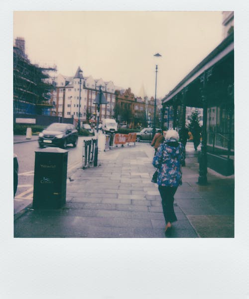 站在人行道上的女人 · 免费素材图片