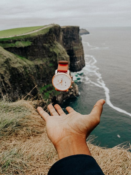 圆形金色模拟手表 · 免费素材图片