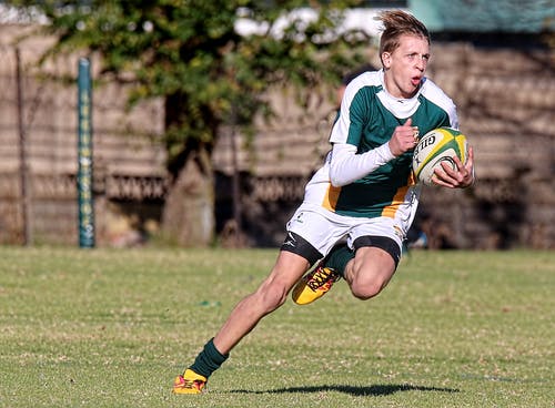 男子手持绿色和白色的球 · 免费素材图片