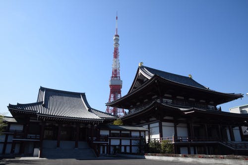 白天在黑白道场大楼后面的东京铁塔 · 免费素材图片
