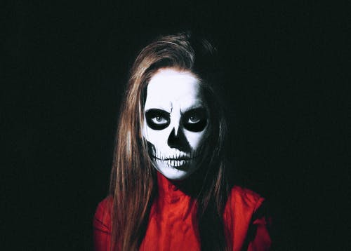 头骨面漆的女人 · 免费素材图片
