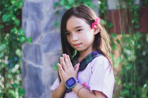 紫色短袖衬衫，绿色和黑色格子领子，身穿黑色数字手表的女孩 · 免费素材图片