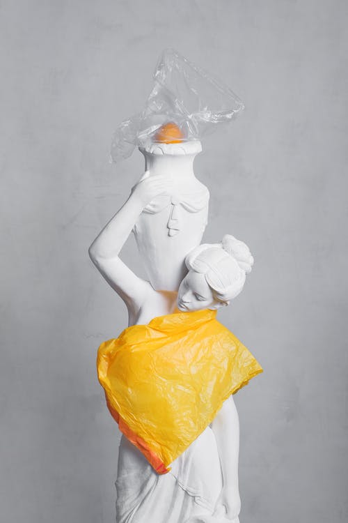 女人白色雕塑和橙色塑料 · 免费素材图片