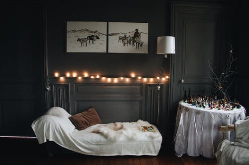 白色毯子芯的家具 · 免费素材图片
