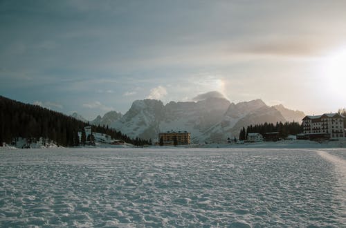 阴天的雪山 · 免费素材图片