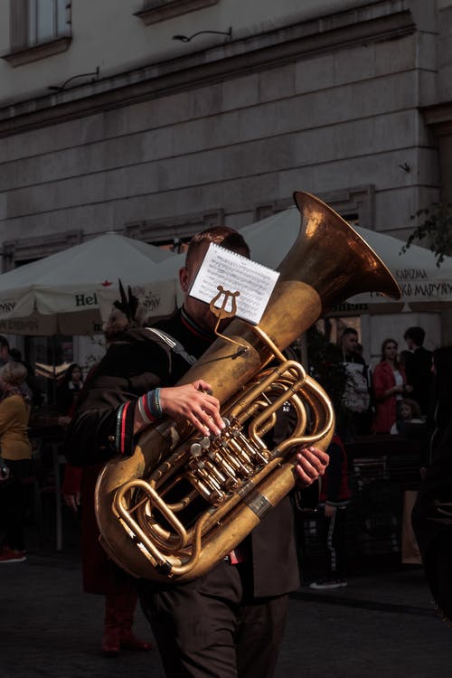 演奏吹奏乐器的人 · 免费素材图片