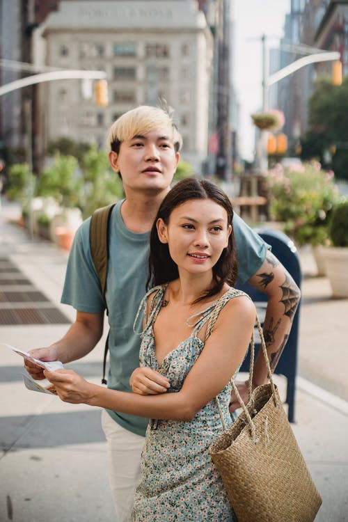 积极多种族的夫妇一起在市中心旅行 · 免费素材图片