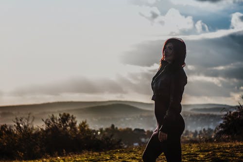 女人在白天的选择性焦点 · 免费素材图片