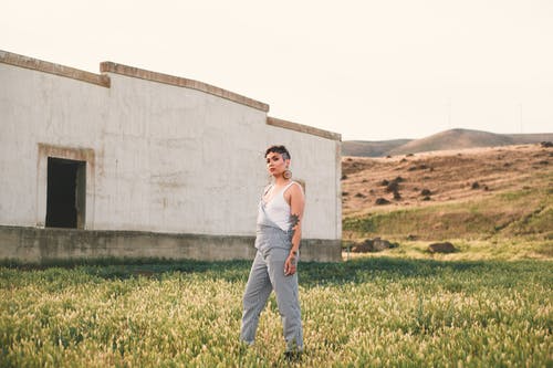 女人穿着灰色工作服 · 免费素材图片