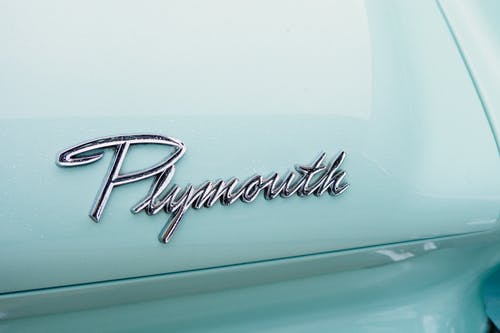 普利茅斯白色老式汽车 · 免费素材图片