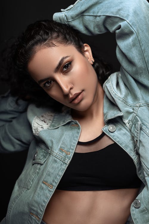 黑色背心和蓝色牛仔夹克的女人 · 免费素材图片