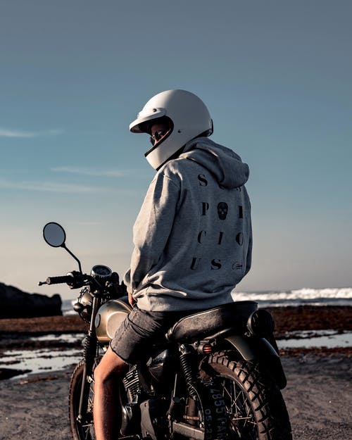 戴着摩托车戴白头盔的人 · 免费素材图片