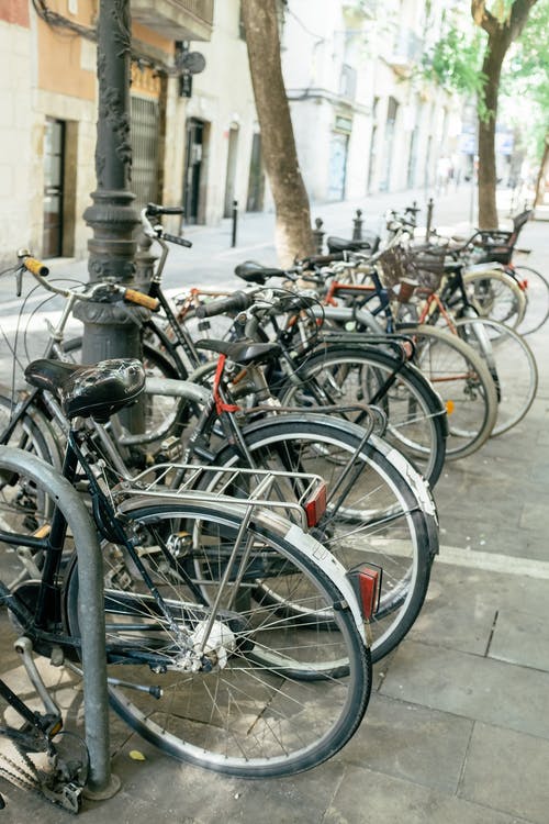 黑色自行车停在人行道上 · 免费素材图片