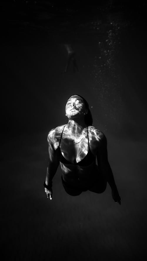 有魅力的女人，在深海水里游泳 · 免费素材图片