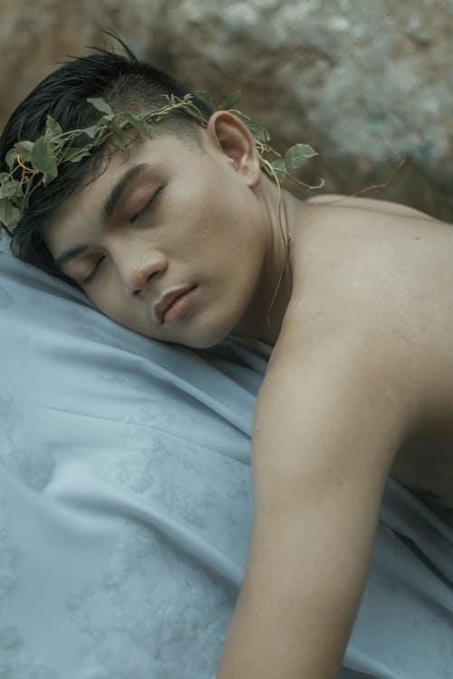 躺在湿纸上的花环的民族男人 · 免费素材图片