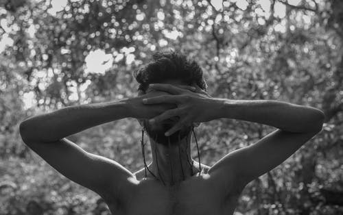 裸照男子站在遮住他的脸时的灰度摄影 · 免费素材图片