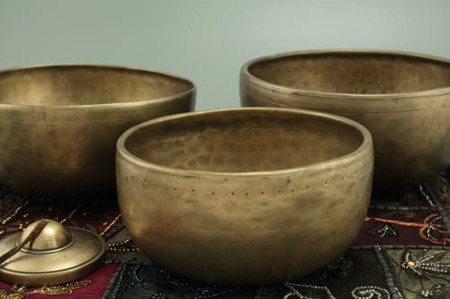 青铜碗的特写摄影 · 免费素材图片