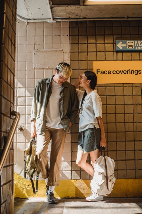 美满的亚洲夫妇站在屋顶的交叉和聊天 · 免费素材图片