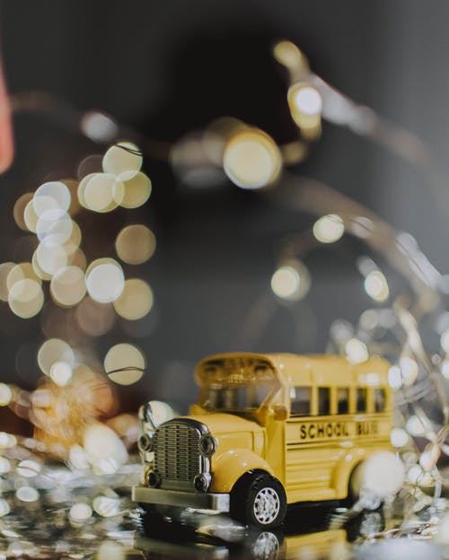 黄色校车玩具与光反射 · 免费素材图片