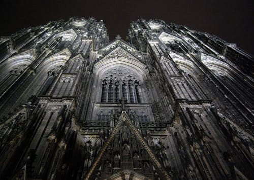 灰色混凝土大教堂在夜间的低角度摄影 · 免费素材图片