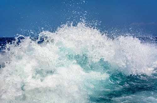 白色和蓝色波浪冲 · 免费素材图片