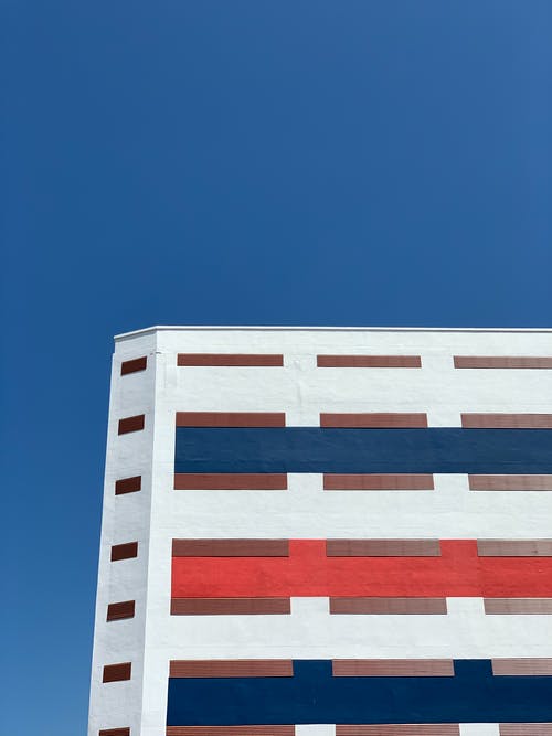 蓝天下的白色和棕色混凝土建筑 · 免费素材图片