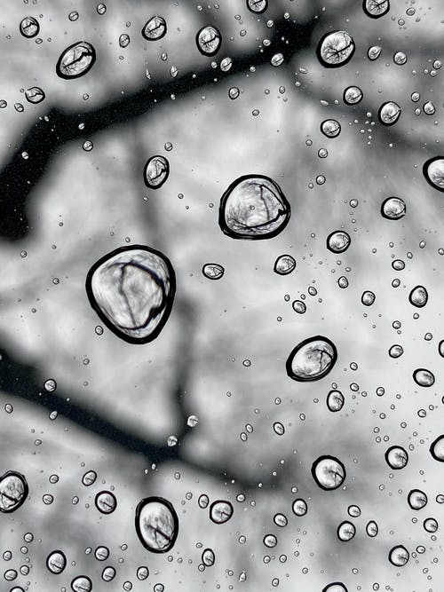 黑色玻璃面板上的水滴 · 免费素材图片