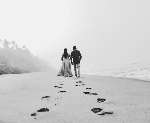 灰度夫妇在冰雪覆盖的地面上行走 · 免费素材图片