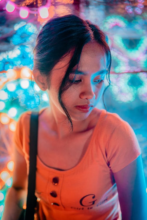 女人穿着黄色上衣 · 免费素材图片