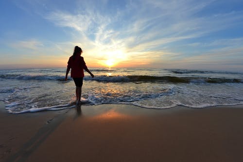 女人站在海边 · 免费素材图片