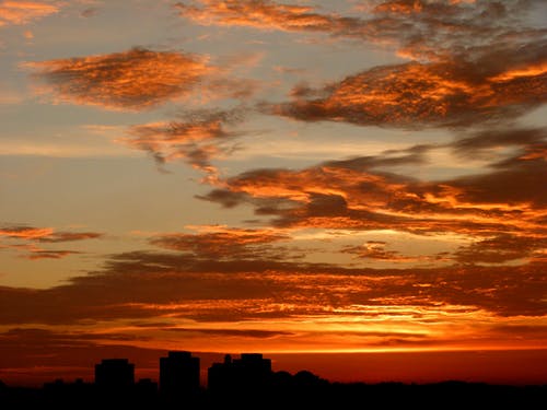 黎明时分的橙色天空 · 免费素材图片