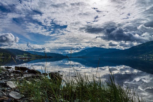 白多云的天空和山脉 · 免费素材图片