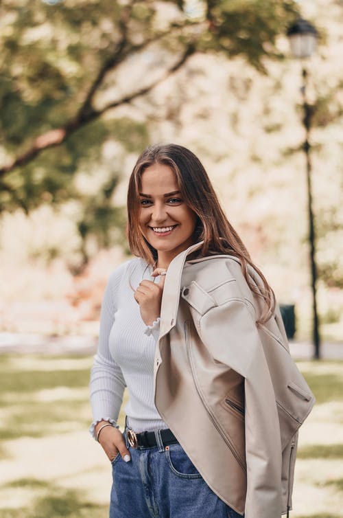 有关大衣, 微笑, 有吸引力的免费素材图片