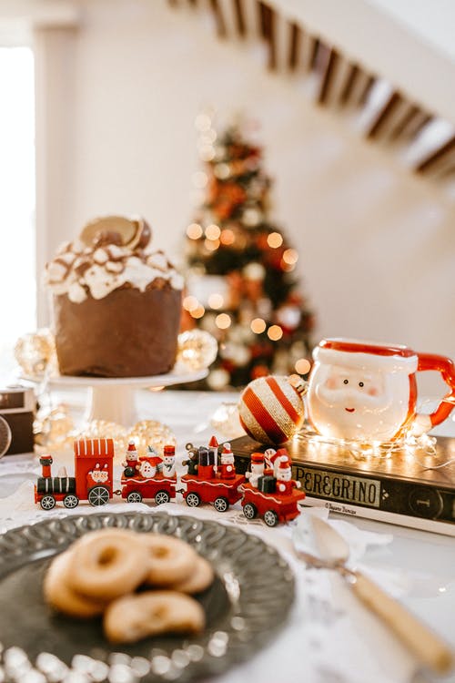 圣诞节火车和圣诞老人杯子的选择聚焦摄影在桌上 · 免费素材图片