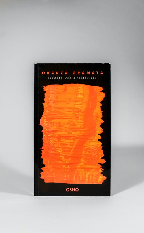奥兰莎·奥玛（Oranza Gramata）着 · 免费素材图片