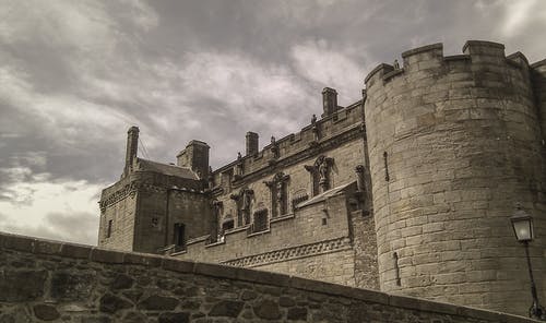 白天在灰色和白色的天空下的灰色混凝土建筑 · 免费素材图片