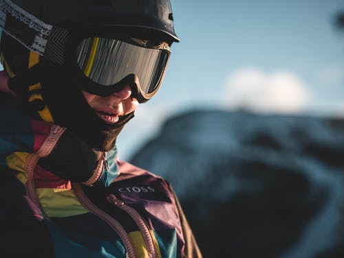 戴黑头盔的人 · 免费素材图片