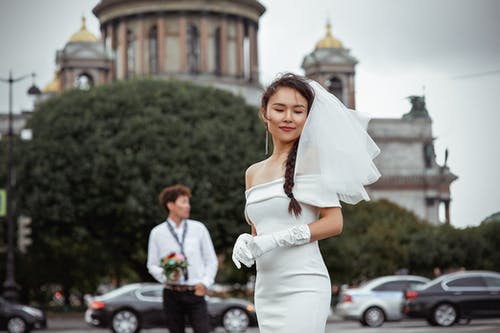 白色连衣裙的女人站在白色polo衫的男人附近 · 免费素材图片