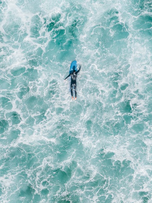 波浪中的匿名冲浪者 · 免费素材图片