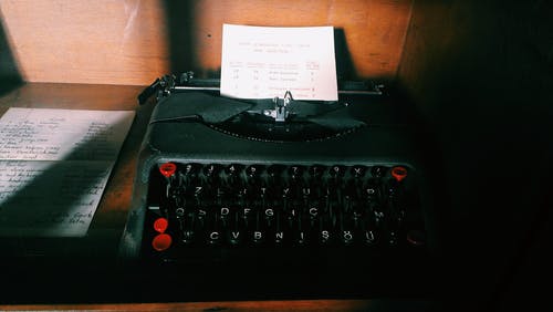 黑色打字机上的纸 · 免费素材图片